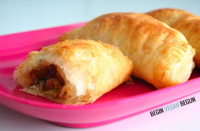 Empanadillas de apio, cebolla, calabacín y soya texturizada
