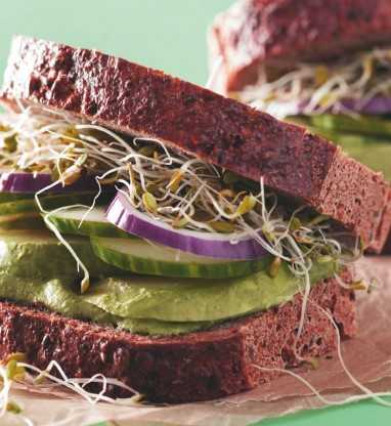 Sandwich de hummus y palta