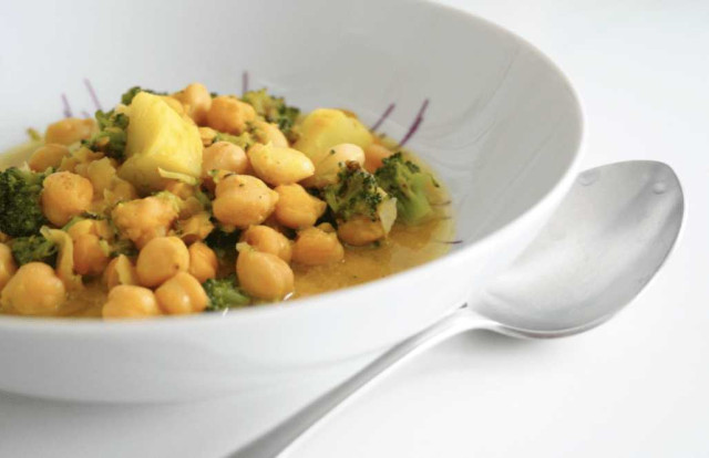 Garbanzos al curry con brócoli