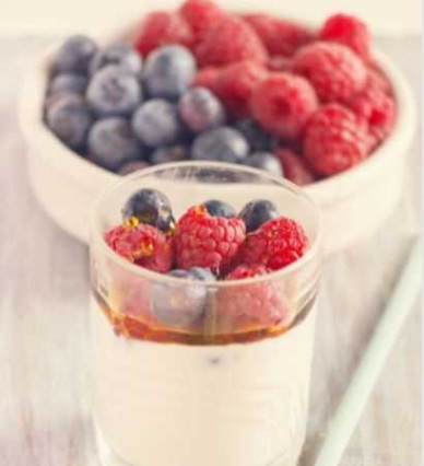 Yogur griego de coco con frutos del bosque