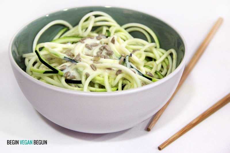 Zoodles con salsa de yogur