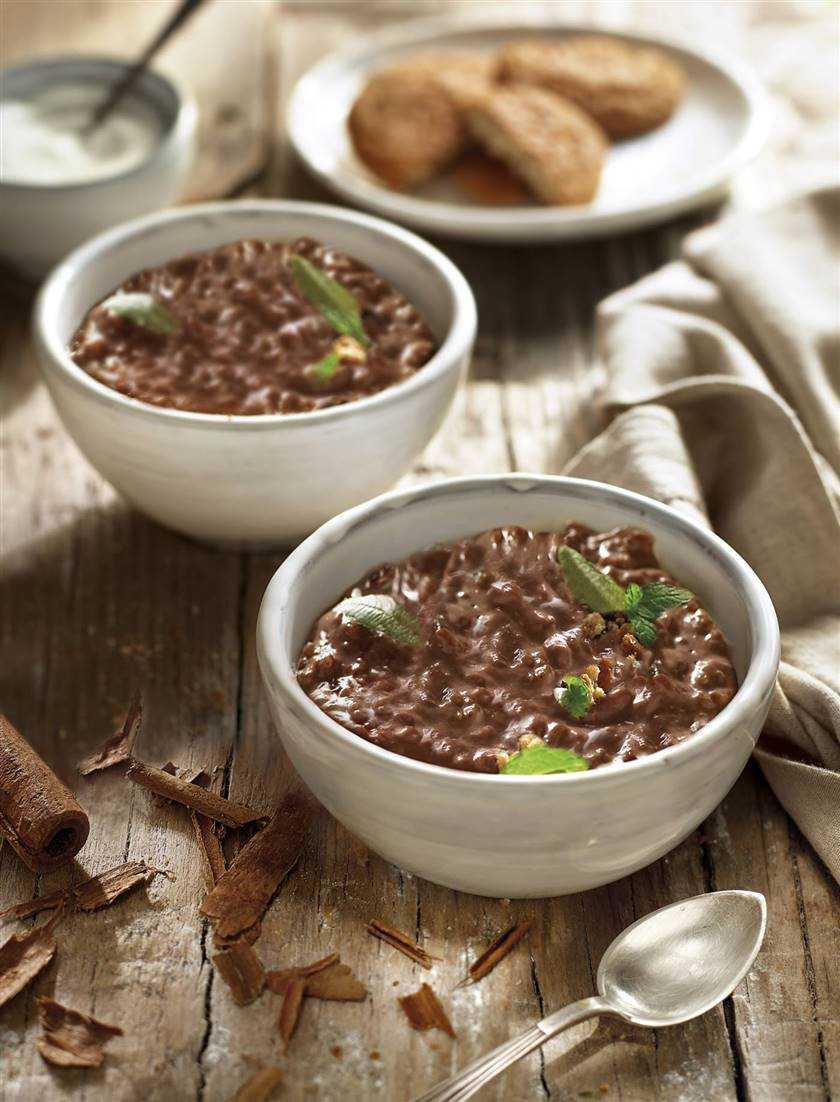 Arroz con "leche" al chocolate y hojas de hierbaluisa