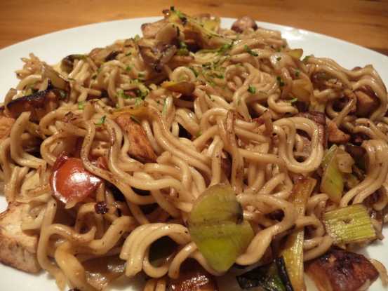 Tallarin saltado con verduras y tofu