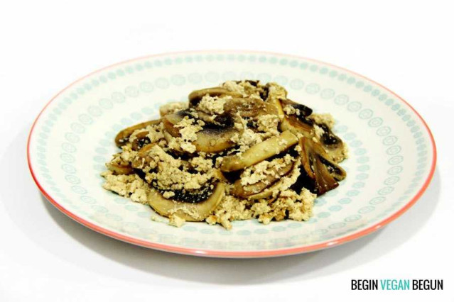 Revuelto de champiñones y tofu