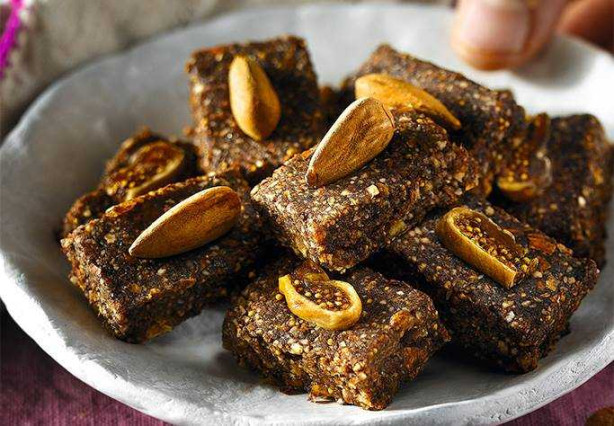 Barritas de almendras e higos con algarroba