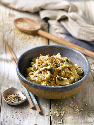 Arroz con verduras salteadas y ajonjolí