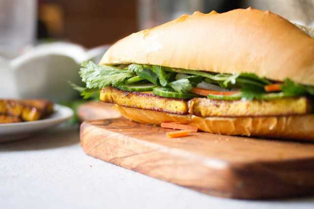 Sándwich de tofu marinado