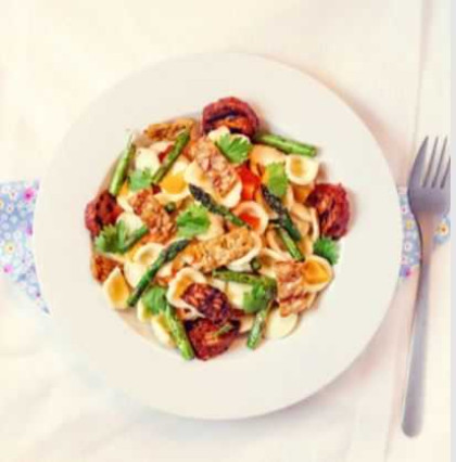 Pasta con tempeh y espárragos