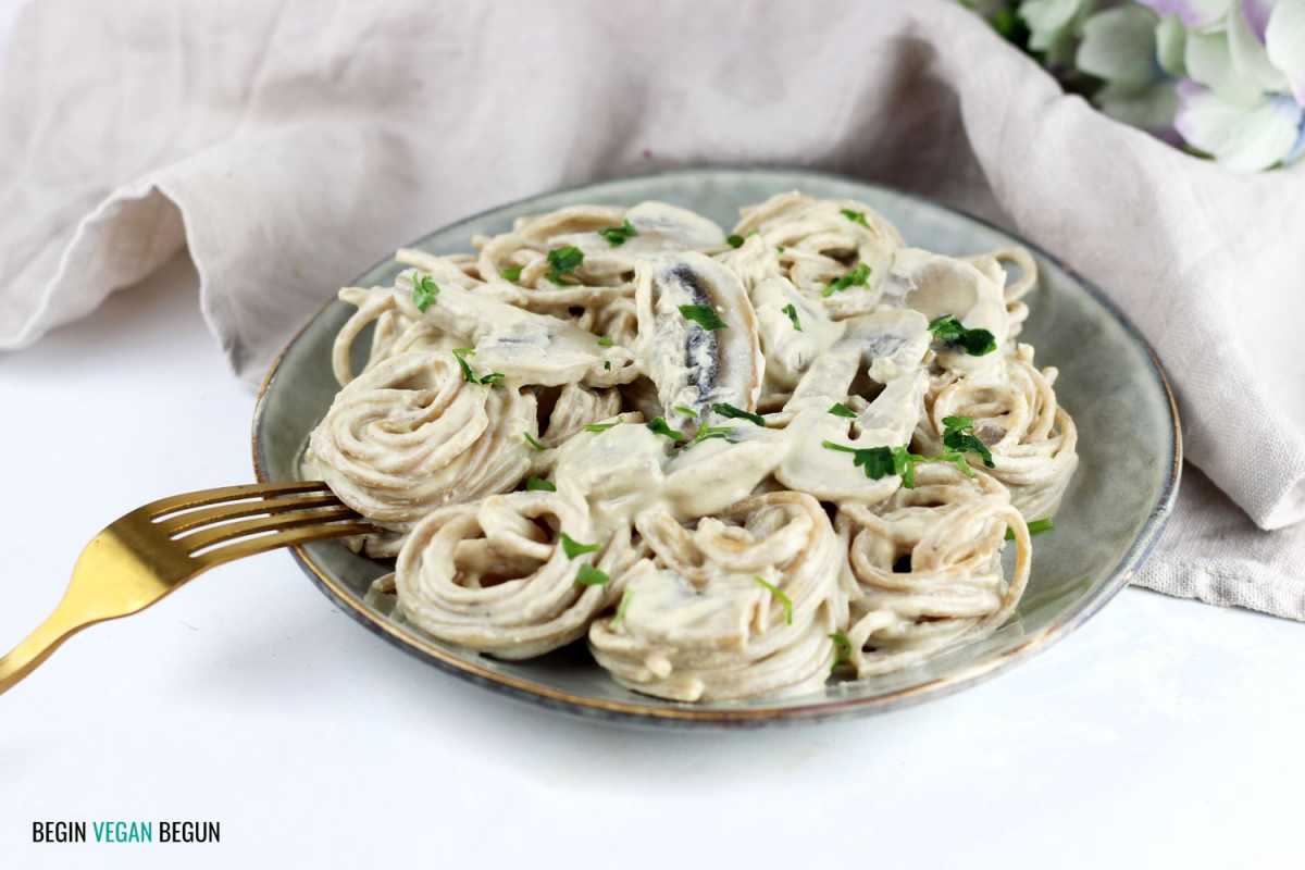 Pasta con champiñones y salsa de tofu