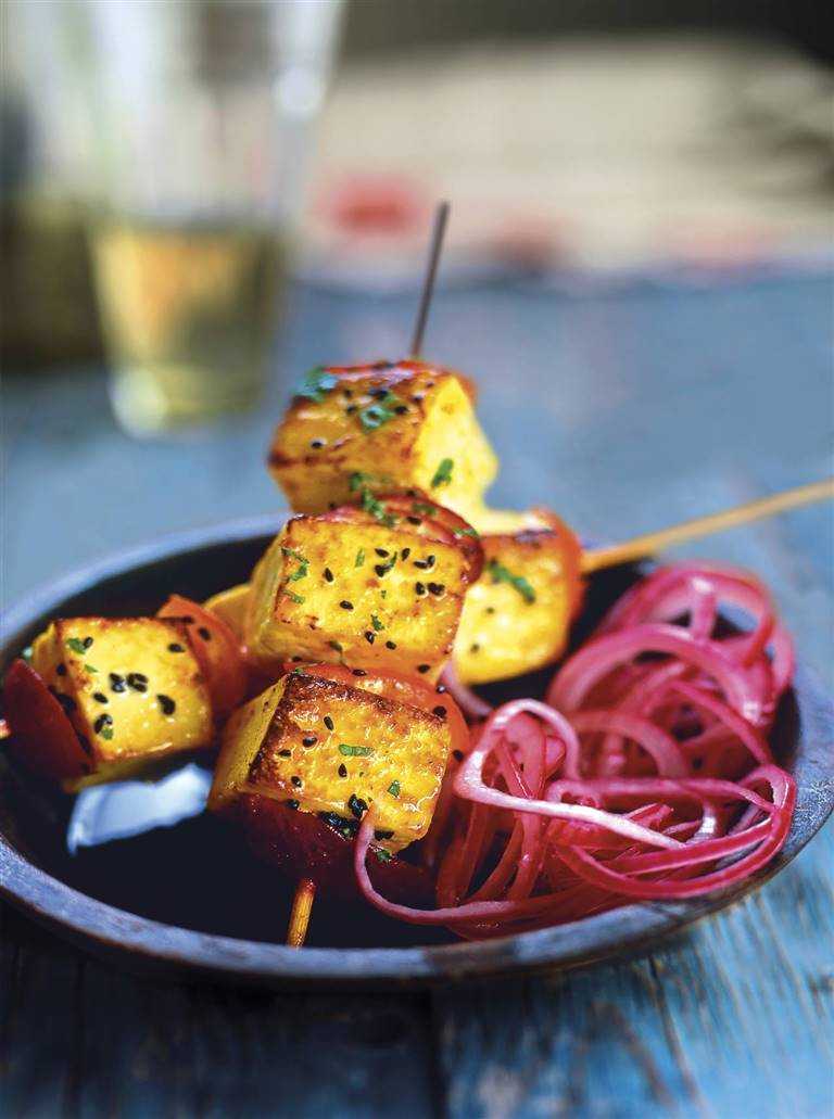 Brocheta de tofu con cúrcuma y ajonjolí