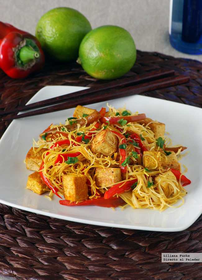Fideos de arroz con salteado de tofu y pimiento