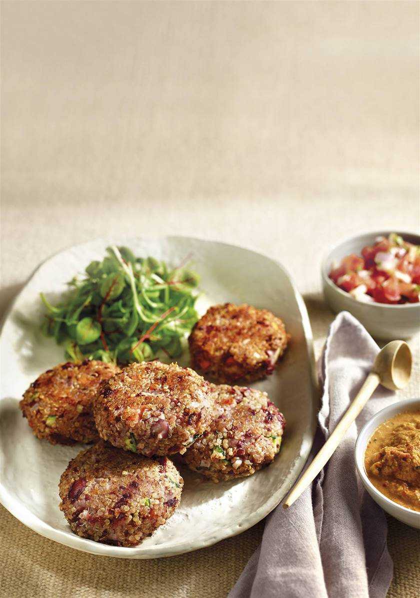 Hamburguesa de quinua y frejoles con salsa huancaína