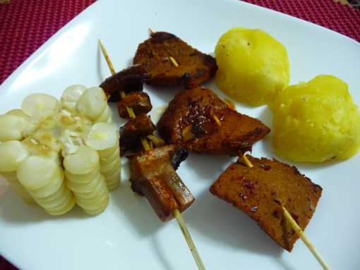 Anticuchos de seitán y champiñones